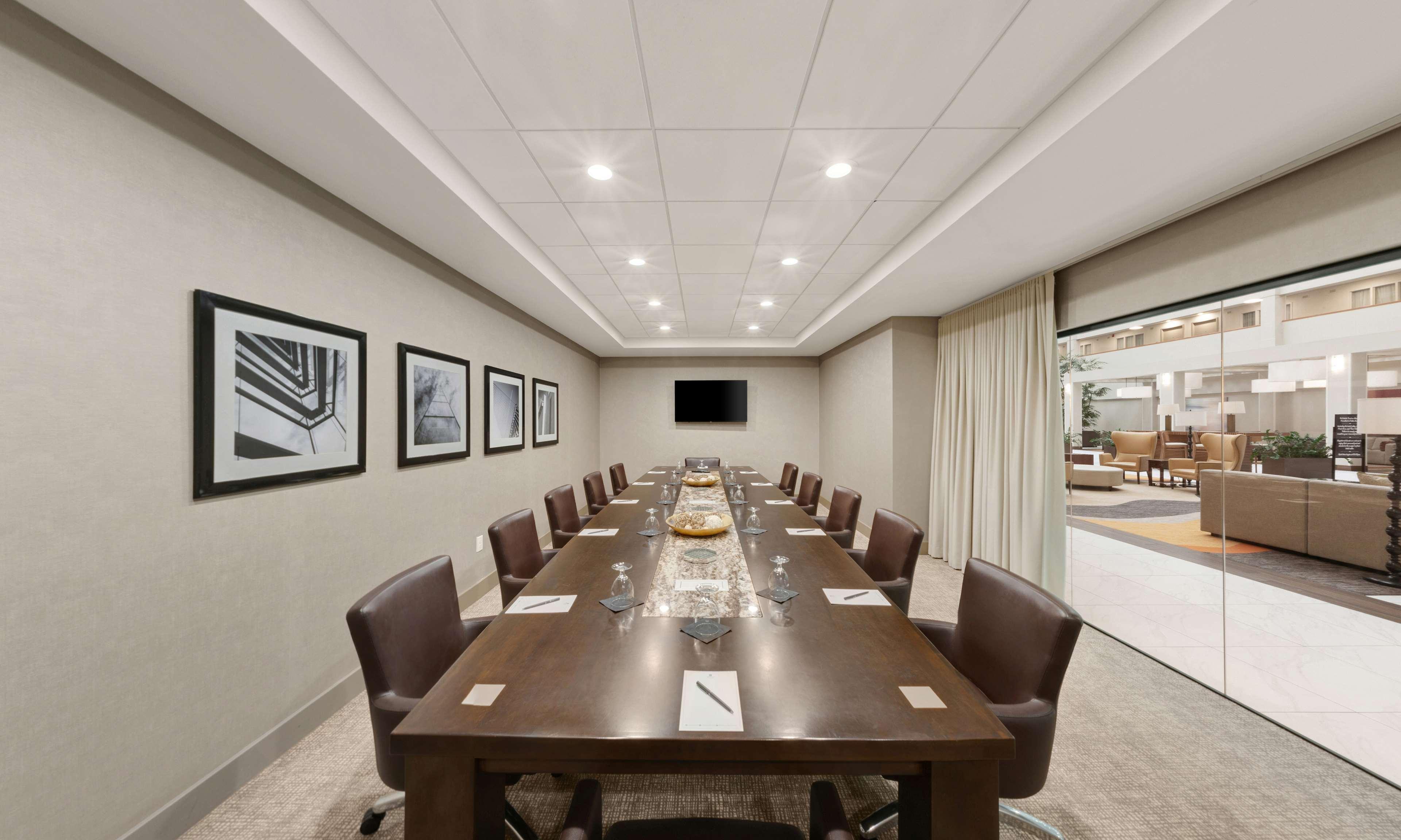 Hotel Embassy By Hilton Milwaukee Brookfield