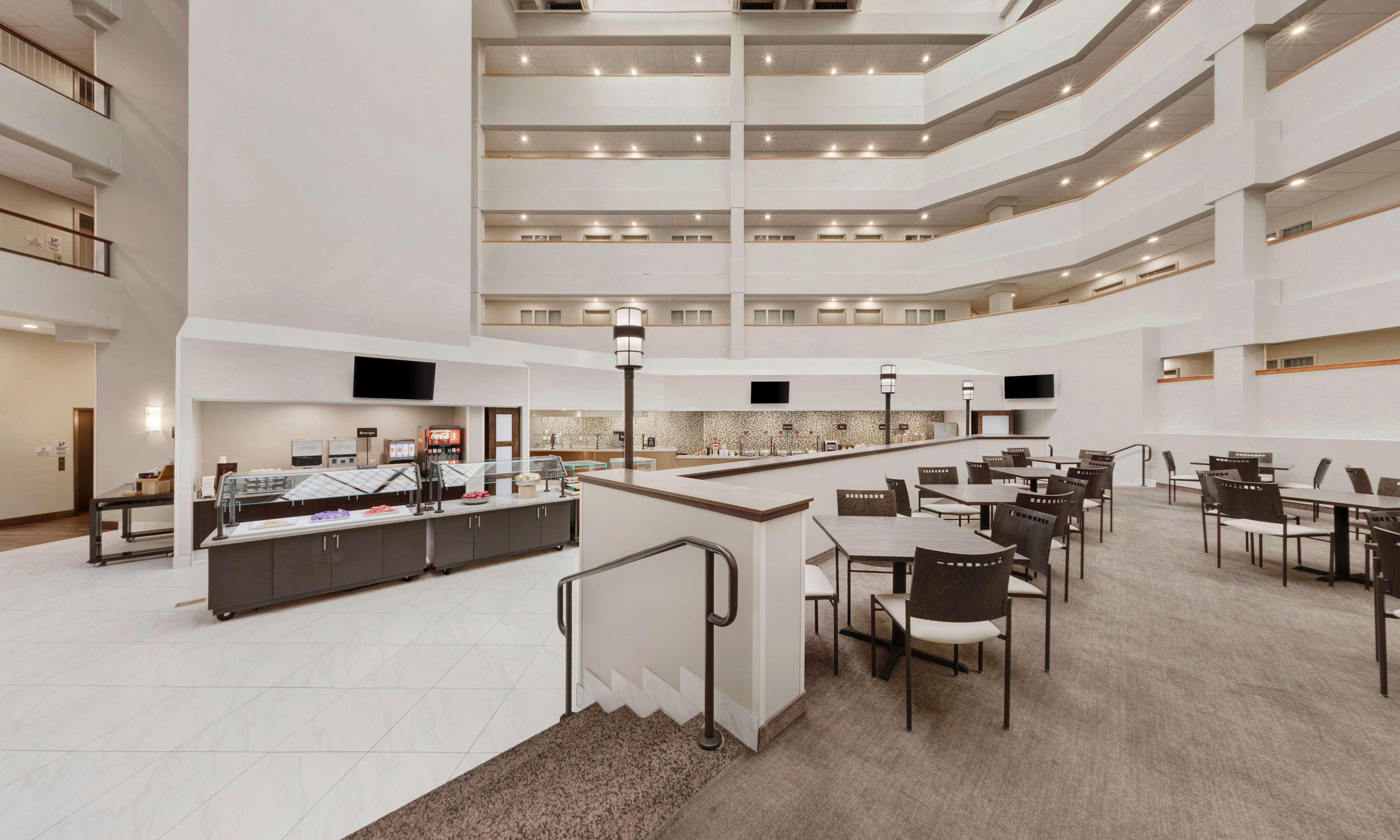 Hotel Embassy By Hilton Milwaukee