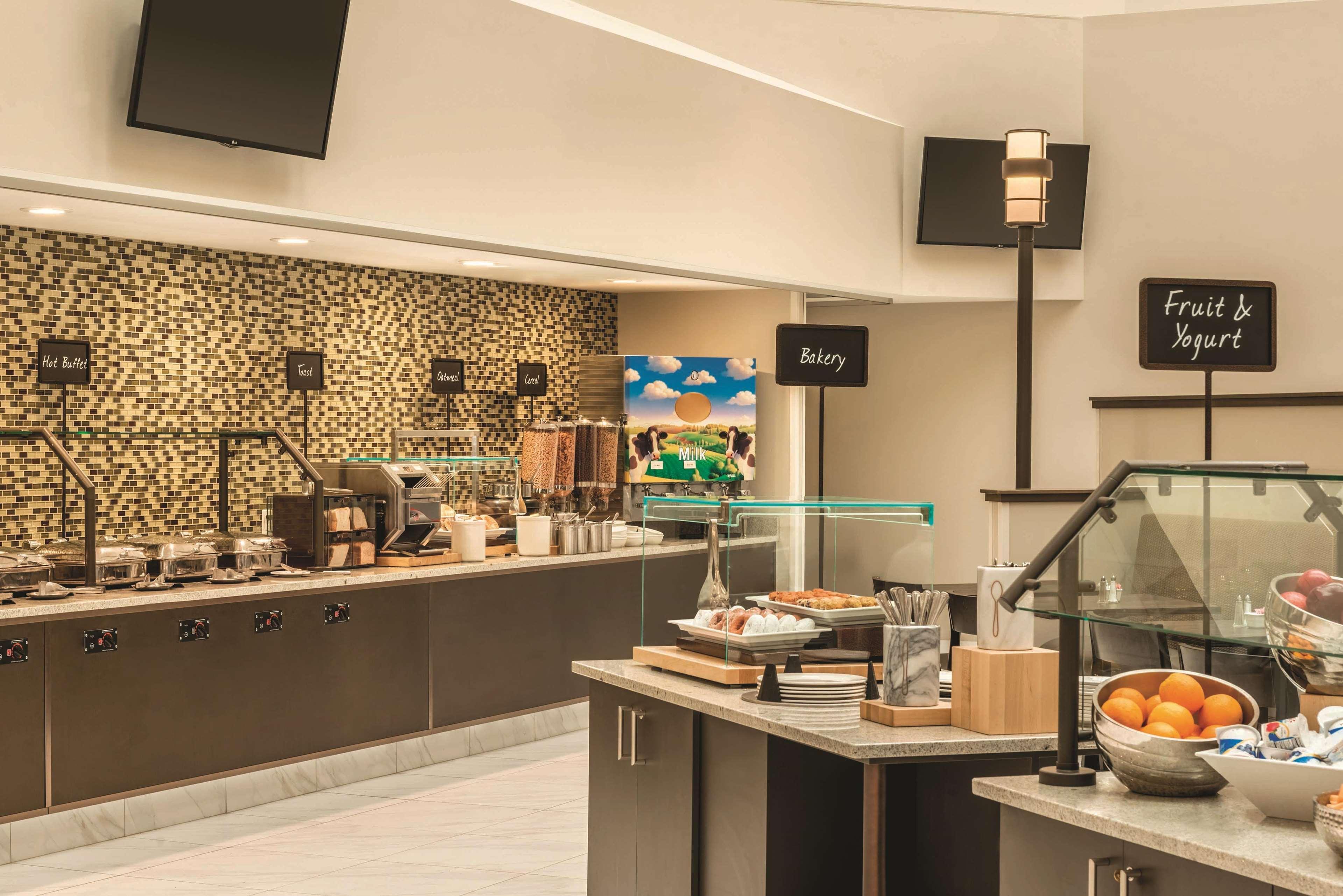 Embassy By Hilton Milwaukee 4*