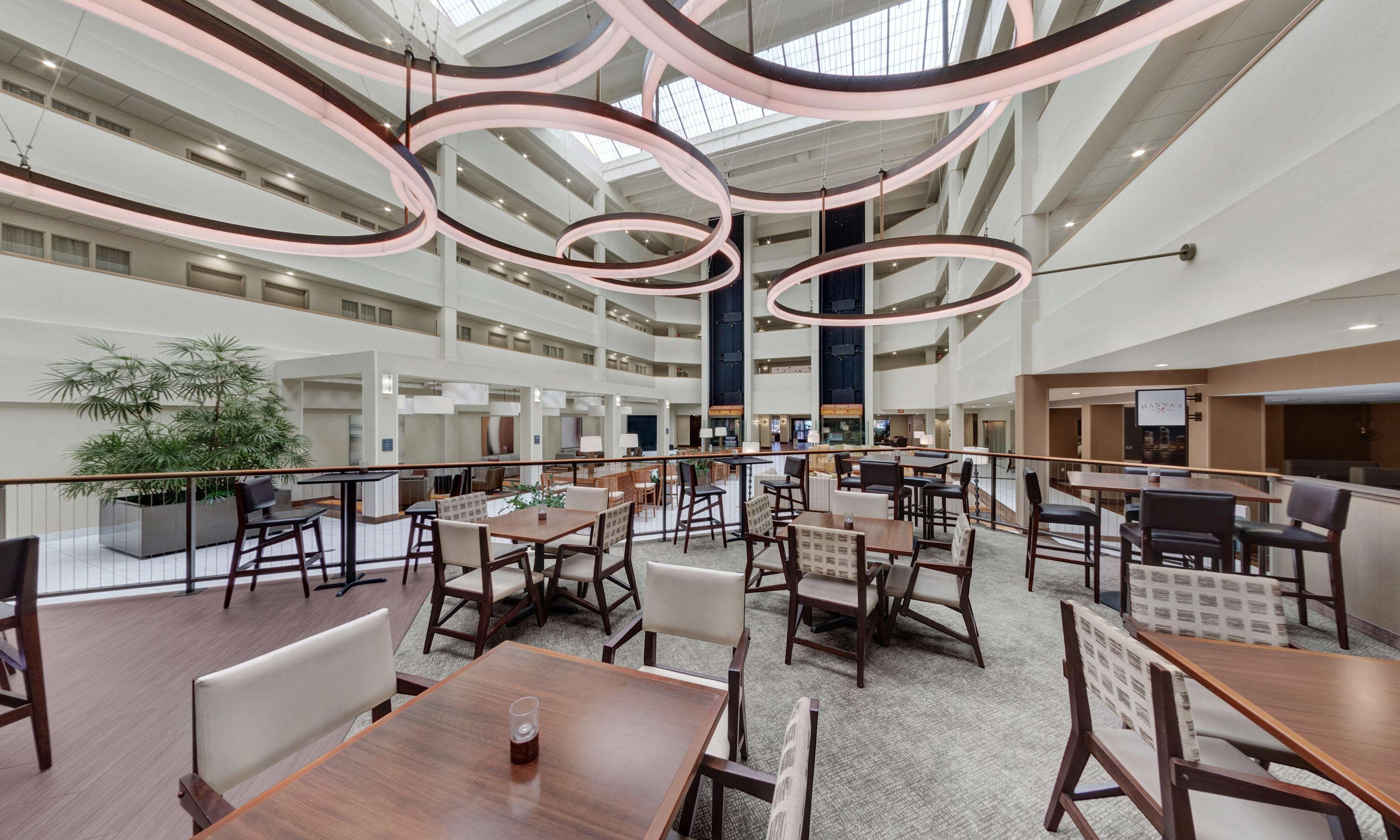 Hotel Embassy By Hilton Milwaukee Brookfield