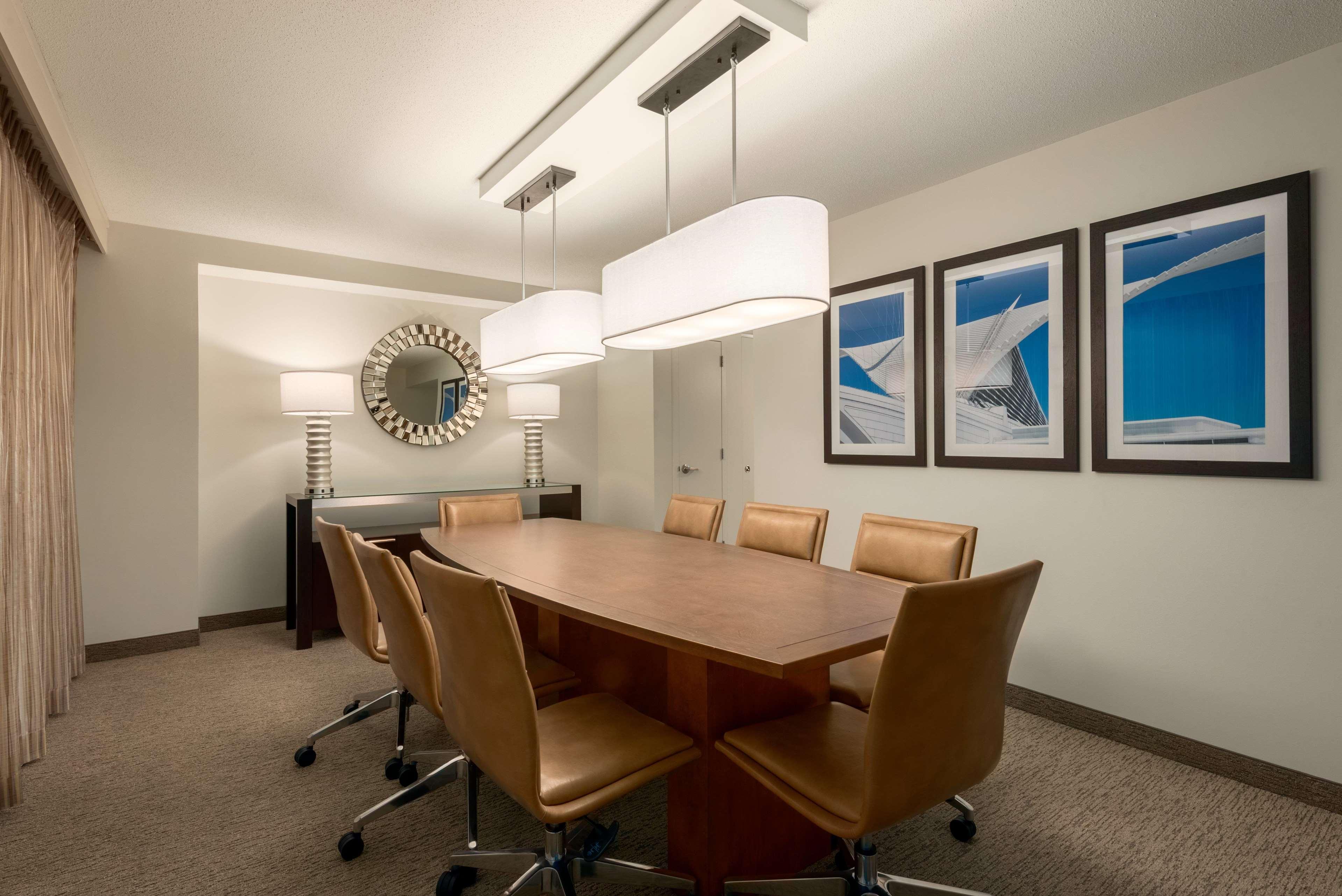 Hotel Embassy By Hilton Milwaukee Brookfield