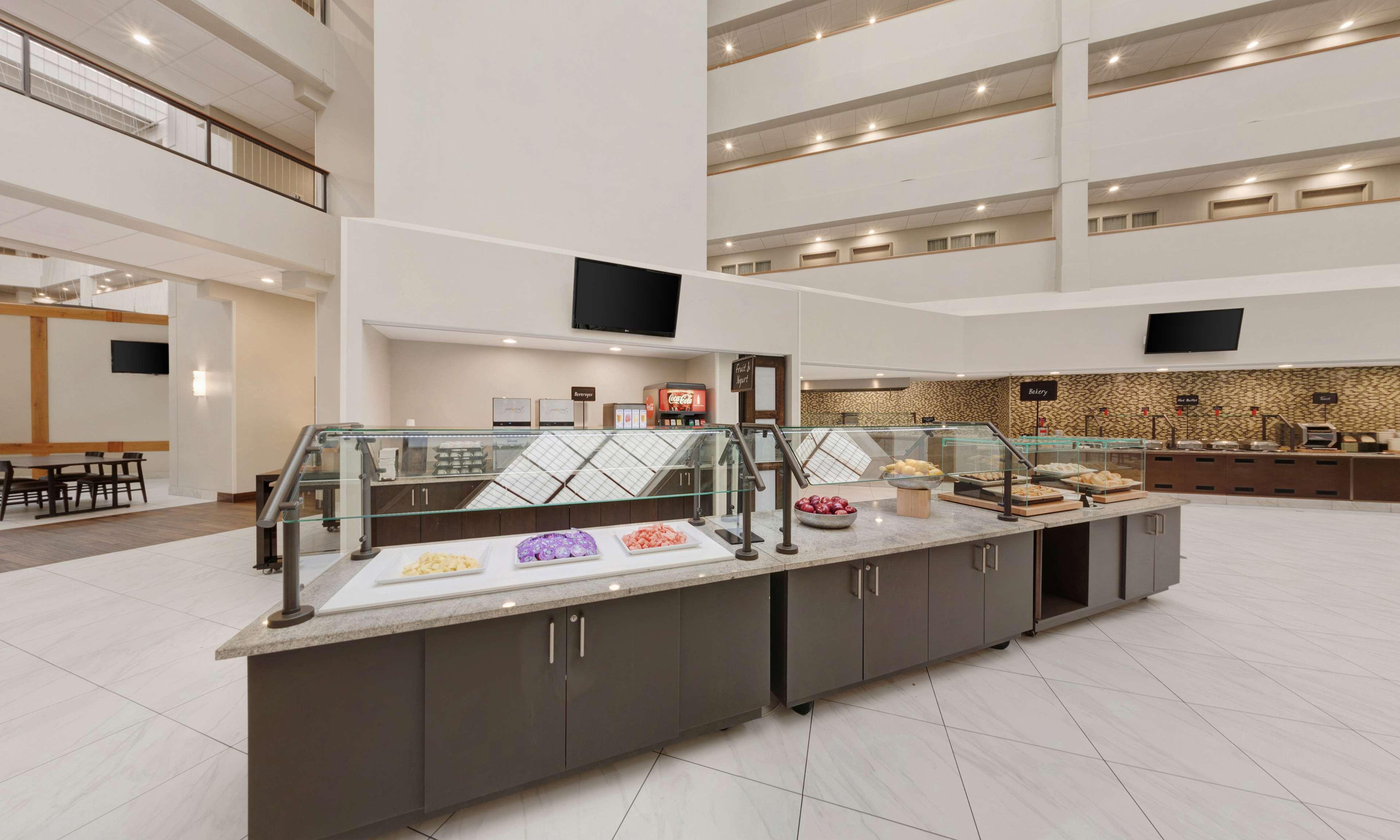 Hotel Embassy By Hilton Milwaukee Brookfield