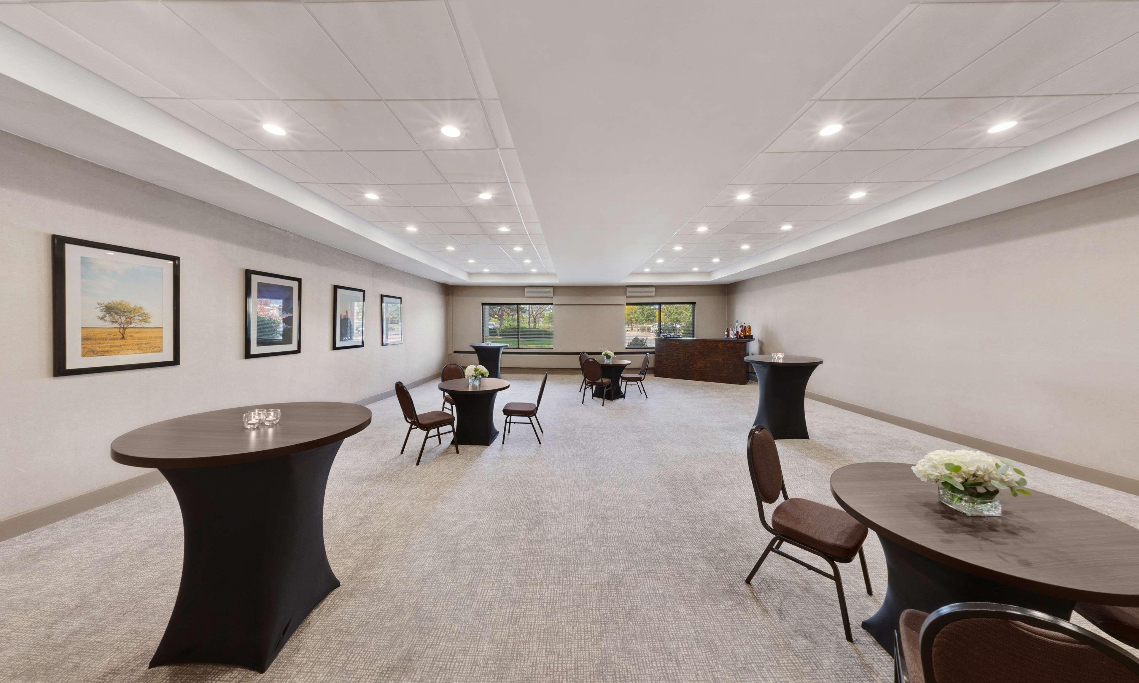 Hotel Embassy By Hilton Milwaukee