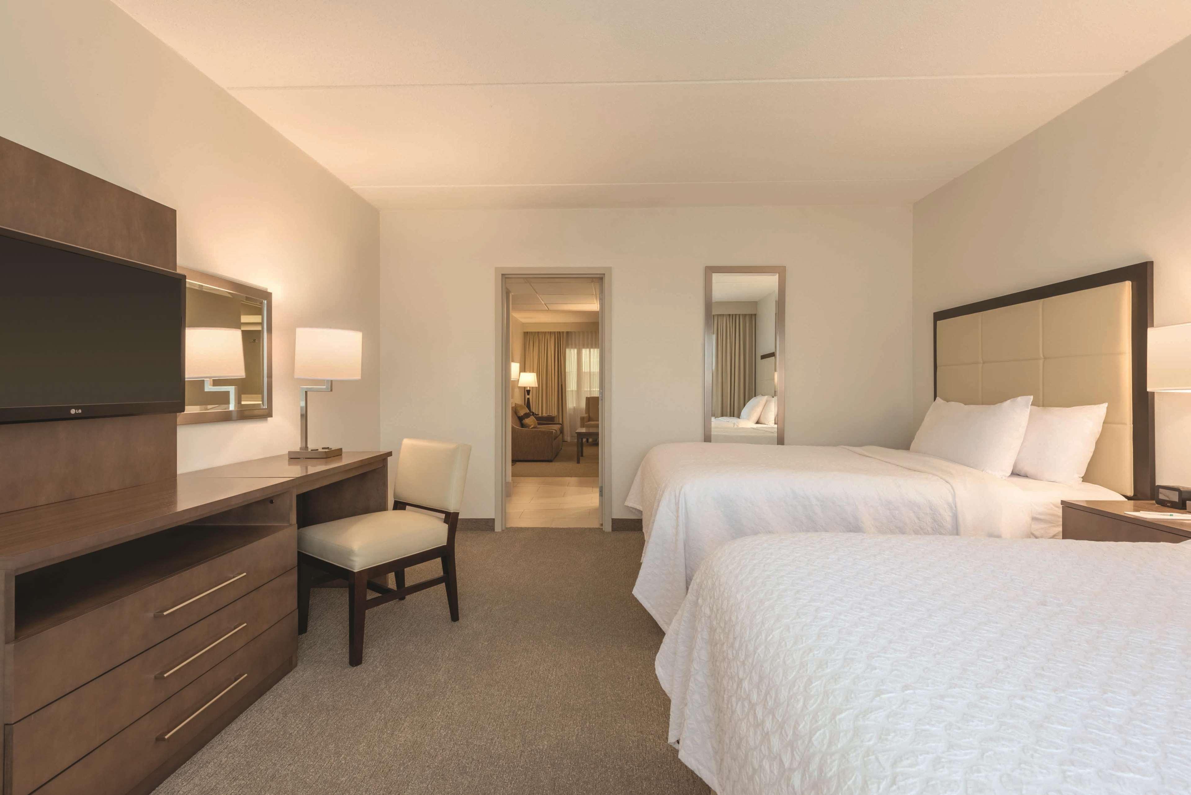 Hotel Embassy By Hilton Milwaukee Brookfield