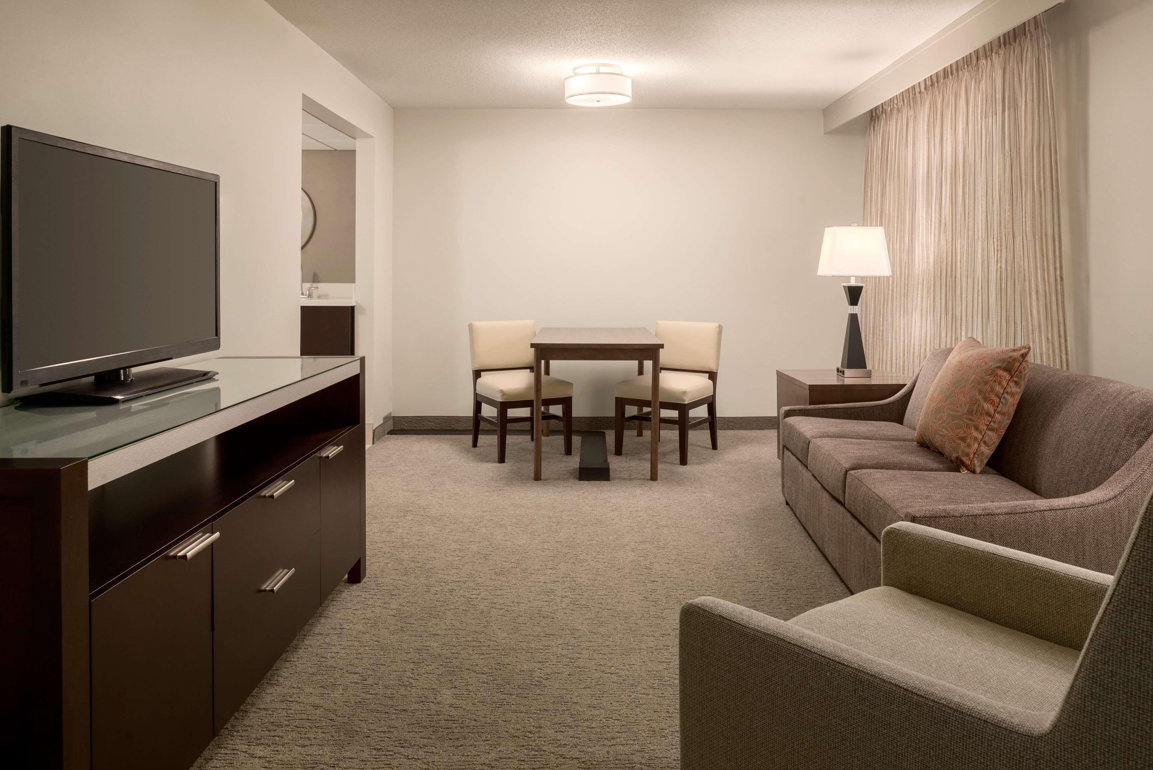 Hotel Embassy By Hilton Milwaukee Brookfield