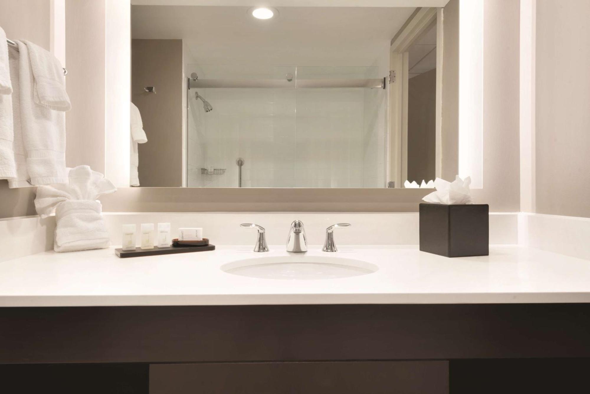 Embassy By Hilton Milwaukee 4*
